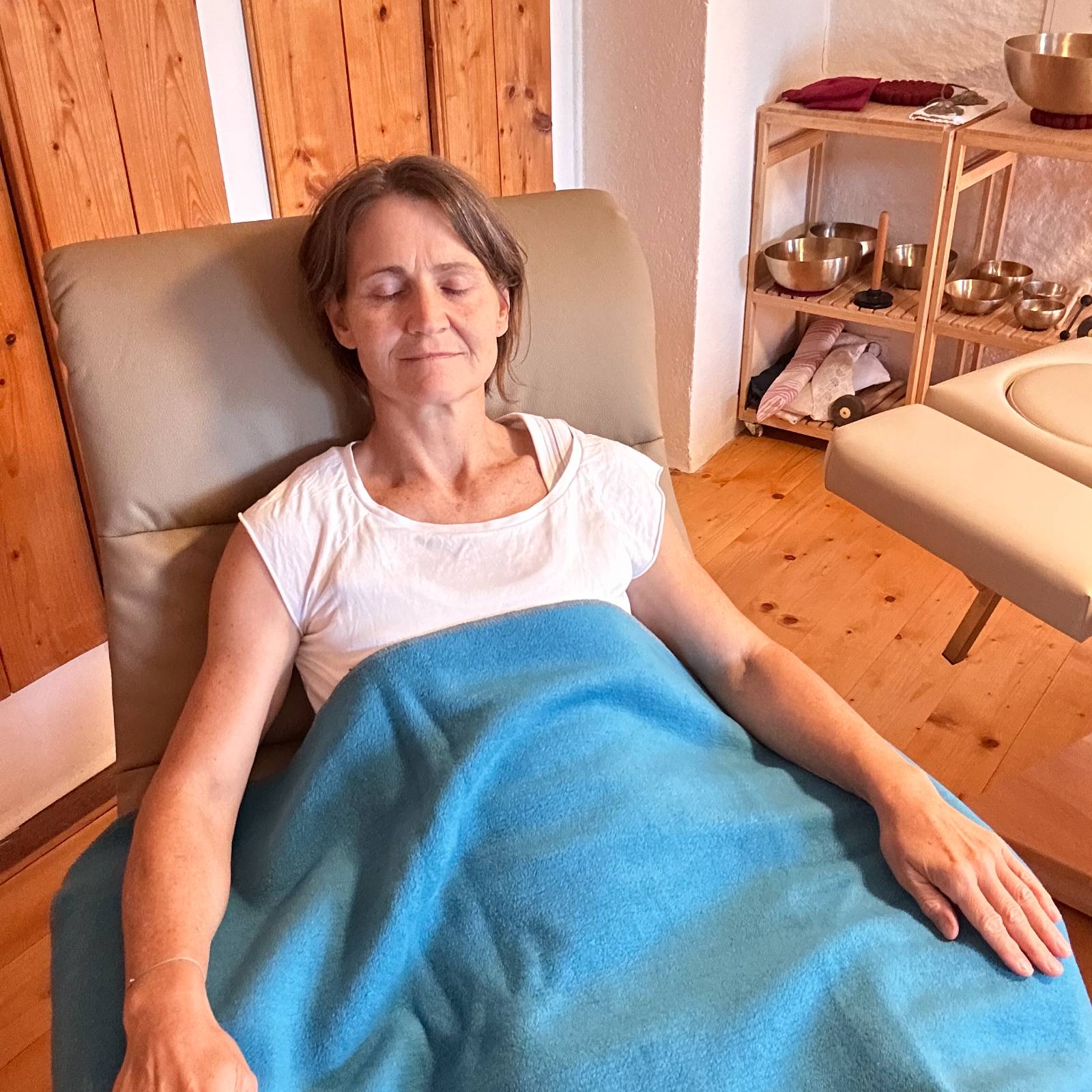 Frau entspannt während einer Hypnose-Sitzung bei Ursula Walli